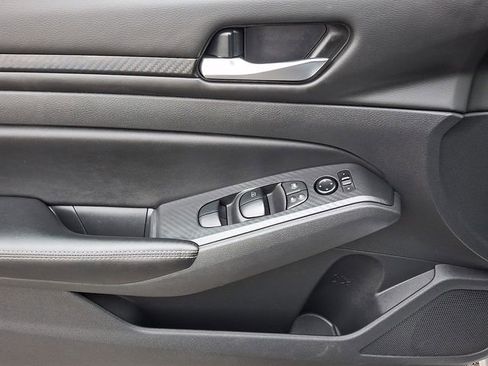 Used 2024 Nissan Altima 2.5 SV image 12