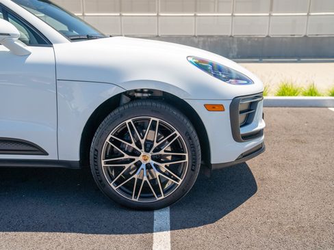 Certified 2026 Porsche Macan AWD/4WD image 9
