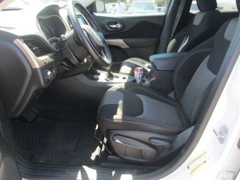 Used 2018 Jeep Cherokee Latitude w/ Altitude Package AWD/4WD image 4