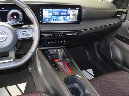 Certified 2025 Nissan Kicks SR image 35