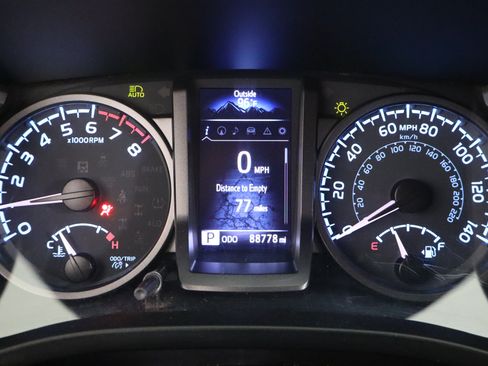 Used 2021 Toyota Tacoma TRD Off-Road w/ TRD Premium Off Road Package AWD/4WD image 18
