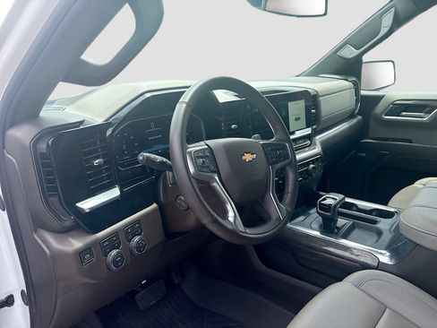 Used 2025 Chevrolet Silverado 1500 LTZ AWD/4WD image 9
