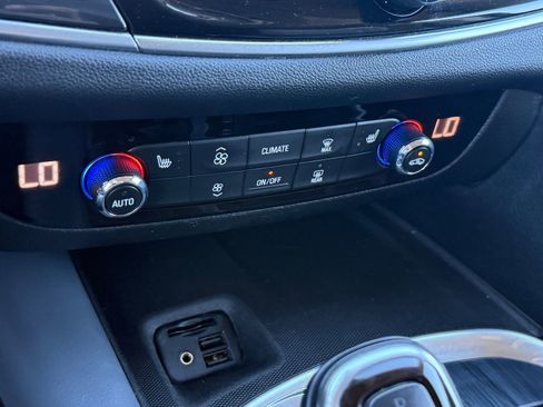 Used 2020 Buick Enclave Essence image 24