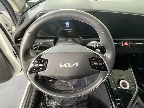 Used 2023 Kia Niro SX Touring image 11