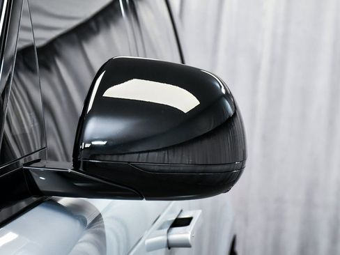 Used 2025 Land Rover Range Rover SE image 90