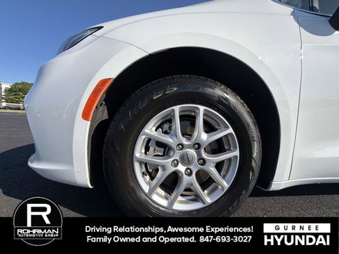 Used 2023 Chrysler Pacifica Touring-L FWD image 11