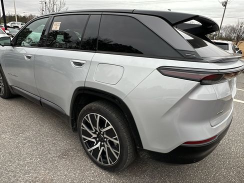 Used 2025 Jeep Wagoneer S Limited w/ Comfort Package image 10