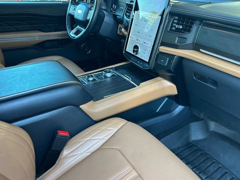 Used 2024 Ford Expedition Platinum AWD/4WD image 16