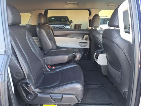 Used 2024 Kia Carnival LX image 17