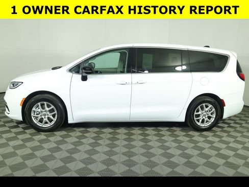 Used 2024 Chrysler Pacifica Touring-L image 4