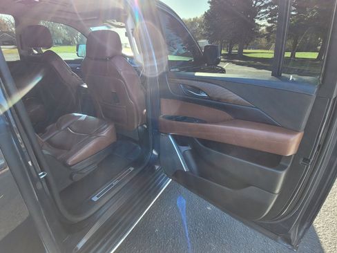 Used 2019 Cadillac Escalade ESV Luxury image 16