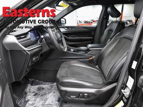 Used 2025 Jeep Grand Cherokee Altitude AWD/4WD image 14