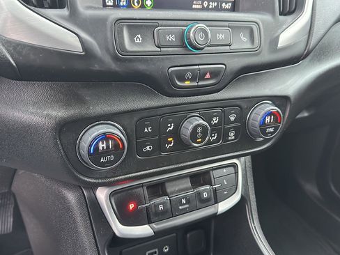 Used 2024 GMC Terrain SLE w/ Driver Convenience Package image 28