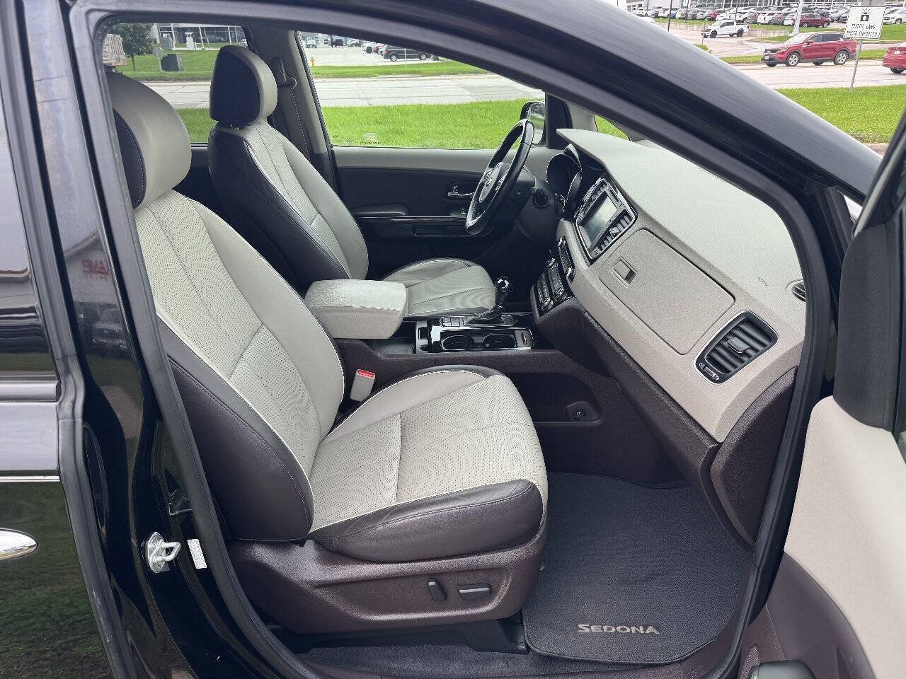 Used 2016 Kia Sedona SX Limited FWD image 16