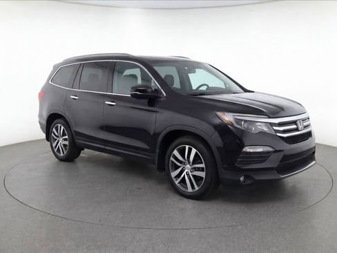 Used 2017 Honda Pilot Touring image 1