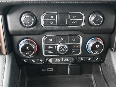 Used 2023 Chevrolet Suburban High Country image 29