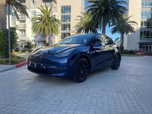 Used 2023 Tesla Model Y 2WD image 3