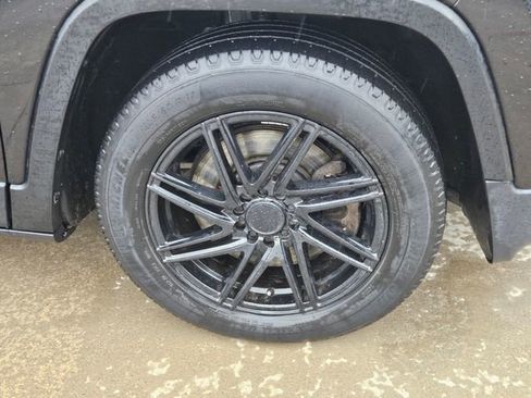 Used 2015 Jeep Cherokee Latitude FWD image 3