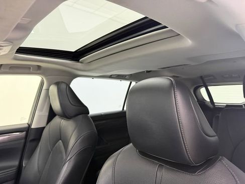 Used 2021 Toyota Highlander Limited FWD image 25