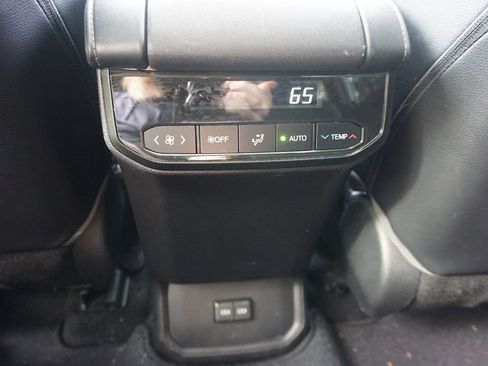 Used 2022 Toyota Highlander XLE FWD image 17