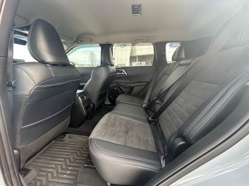 Used 2025 Mitsubishi Outlander SE image 12