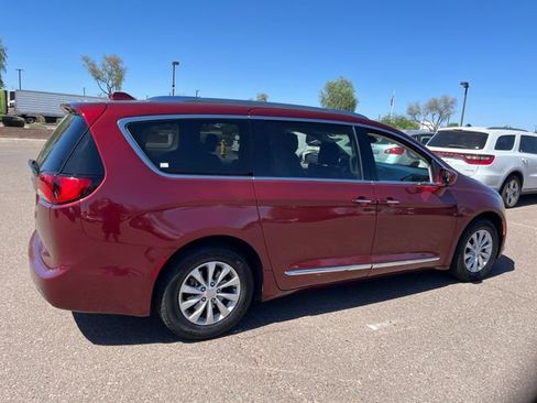 Used 2019 Chrysler Pacifica Touring-L FWD image 5