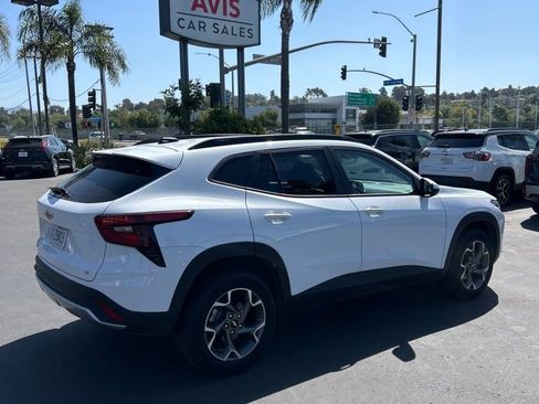 Used 2025 Chevrolet Trax LT w/ LT Convenience Package image 2