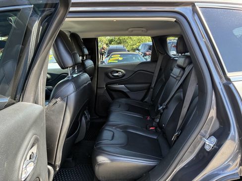Used 2019 Jeep Cherokee Latitude Plus w/ Comfort/Convenience Group AWD/4WD image 4