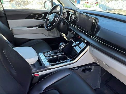 Used 2024 Kia Carnival EX image 12