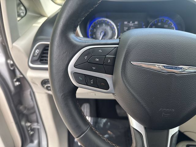 Used 2018 Chrysler Pacifica Touring-L FWD image 19