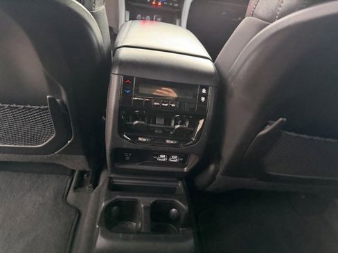 Used 2023 Jeep Grand Cherokee L Laredo image 12