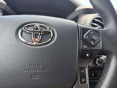 Used 2019 Toyota Tacoma TRD Off-Road AWD/4WD image 10