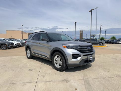Used 2021 Ford Explorer XLT RWD image 3
