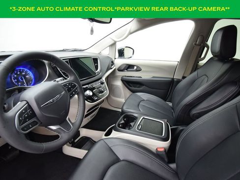 Used 2024 Chrysler Pacifica Touring-L image 9