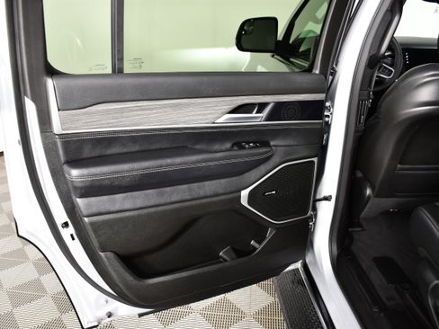 Used 2024 Jeep Wagoneer Series III AWD/4WD image 28