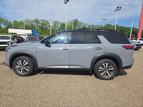 Used 2023 Nissan Pathfinder SL w/ Black Appearance Package AWD/4WD image 2