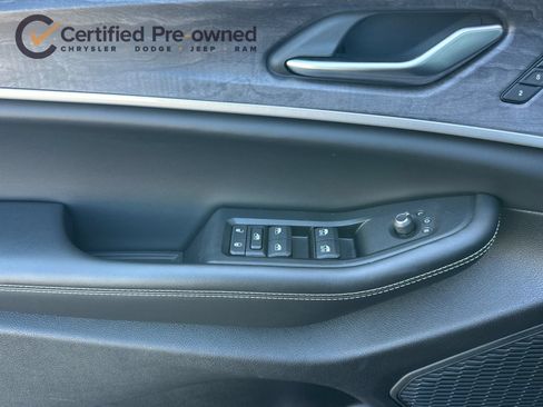 Used 2023 Jeep Grand Cherokee Limited AWD/4WD image 12