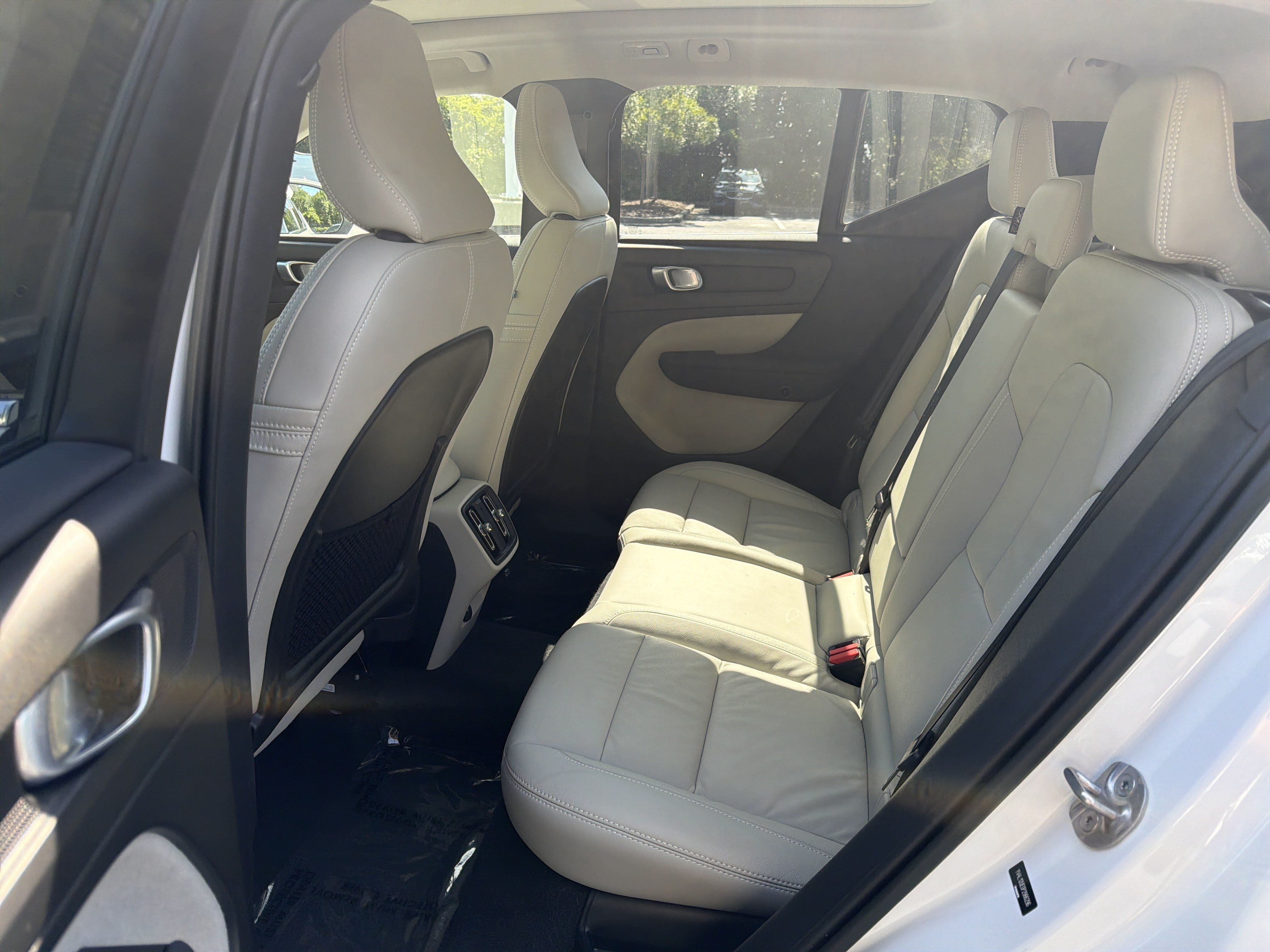 Certified 2023 Volvo XC40 B5 Plus w/ Protection Package Premier AWD/4WD image 32