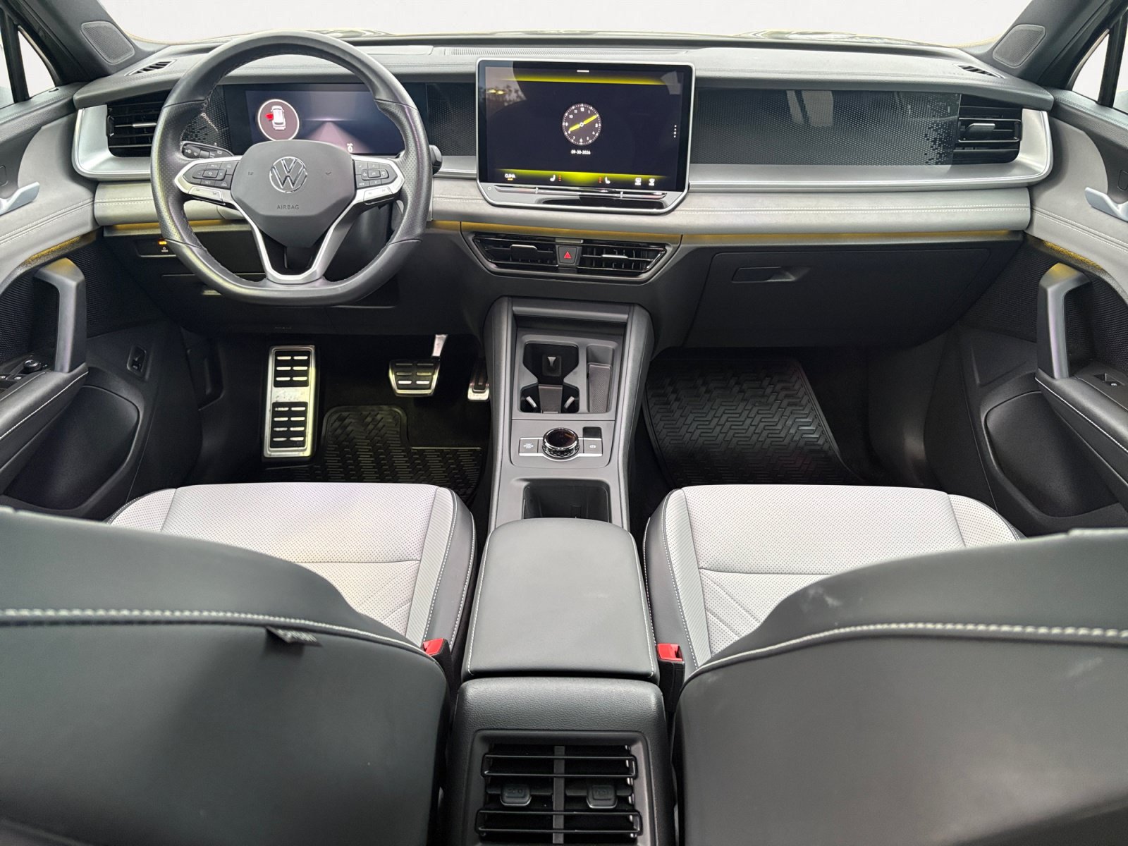 Certified 2026 Volkswagen Tiguan SE R-Line FWD image 3