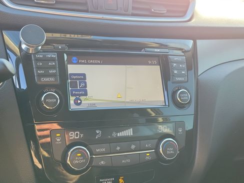 Used 2016 Nissan Rogue SV w/ SV Premium Package image 27