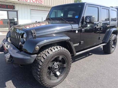 Used 2015 Jeep Wrangler Unlimited Sahara w/ Connectivity Group AWD/4WD image 21