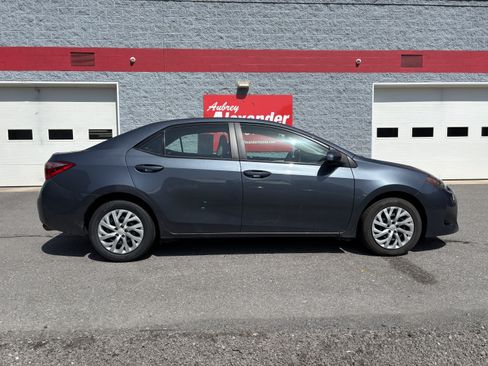 Used 2018 Toyota Corolla LE FWD image 2