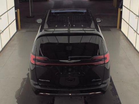 Used 2022 Chrysler Pacifica Limited FWD image 11