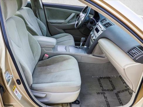 Used 2010 Toyota Camry LE image 25