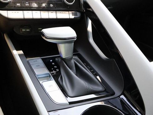 New 2025 Hyundai Elantra Limited image 40