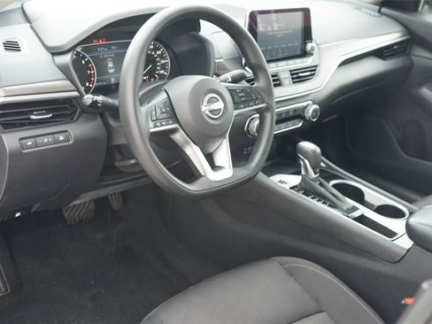 Used 2024 Nissan Altima 2.5 SV FWD image 9