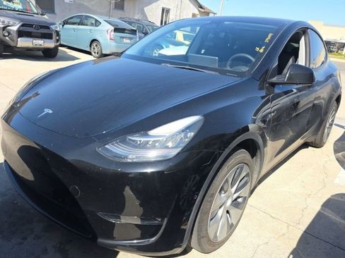 Used 2022 Tesla Model Y Long Range image 1