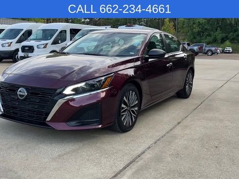 Used 2024 Nissan Altima 2.5 SV FWD image 2