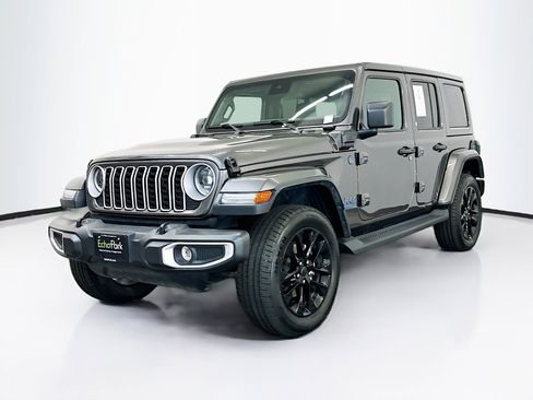 Used 2025 Jeep Wrangler Sahara image 3