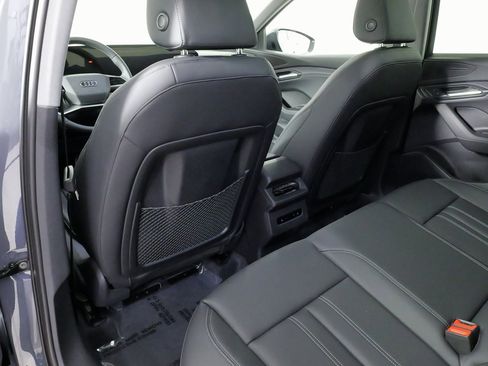 Used 2025 Audi Q6 e-tron Premium image 38